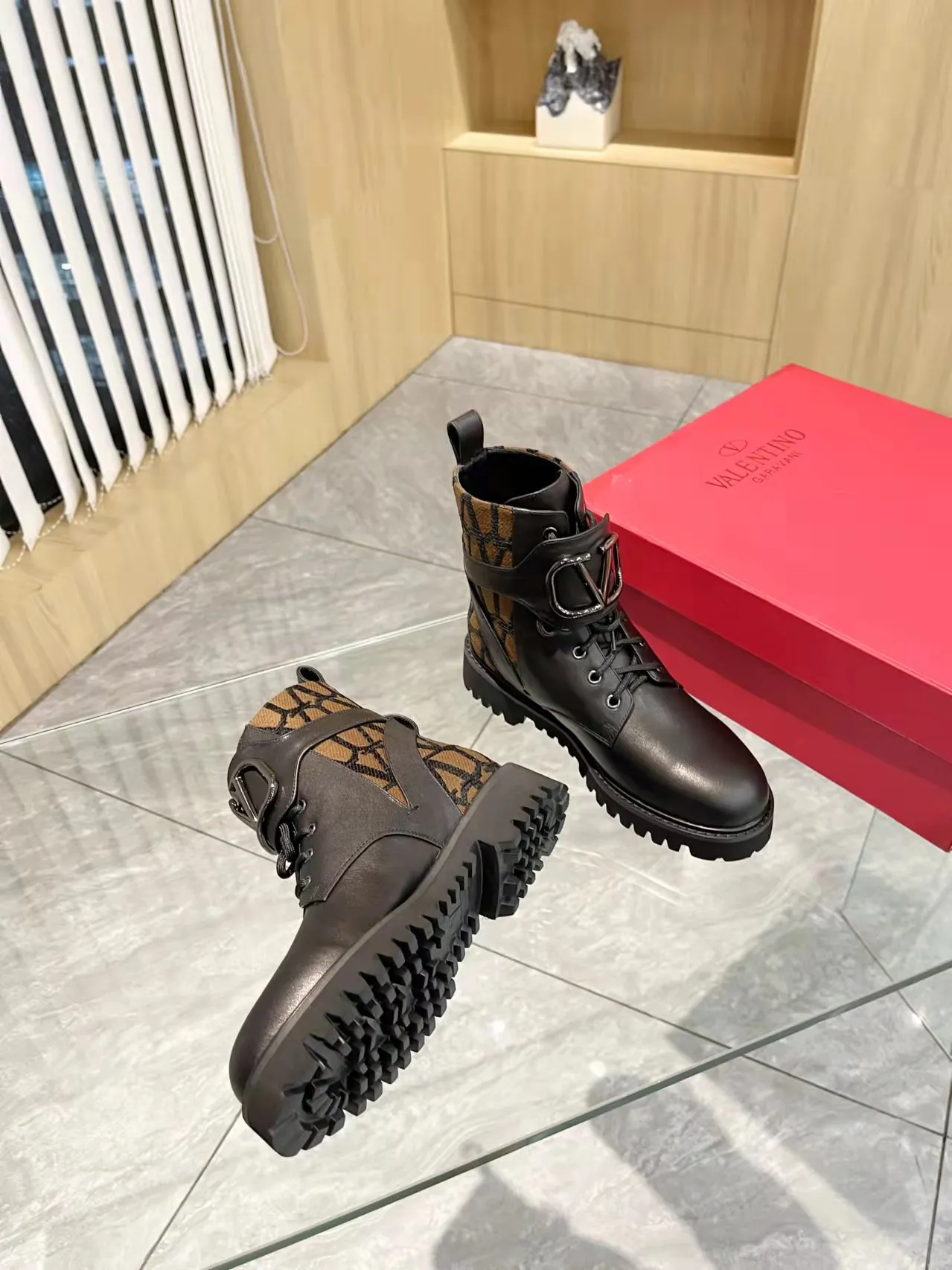 👟👟Ex-factory price 540👟👟 𝑉𝐴𝐿𝐸𝑁𝑇𝐼𝑁𝑂 Valentino's new autumn and winter Martin boots. The unique [V logo fabric print pattern] brings out a full sense of high-end, worth buying★Absolutely high-grade❥Original method Absolute sensibility❥Elegant style Create a different feeling, simple and elegant style!  Fabric: fabric printed cloth + imported cowhide. Lining: inner sheepskin. Bronze large buckle with high-end printing. Color: black, brown. Size: 35-41. (42 customized items cannot be returned or exchanged)